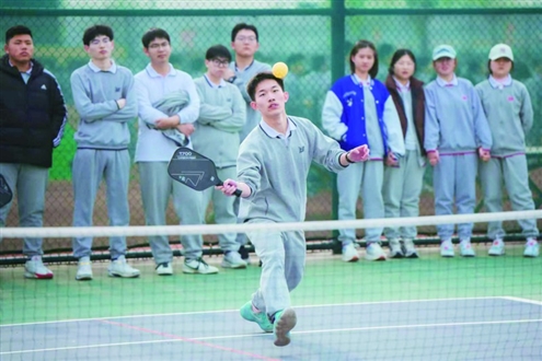 济南将围绕“好校园、好治理、好课堂、好老师、好校长”五个维度,打造健康校园。图为济南外国语学校的学生正在参加匹克球比赛。新华社发